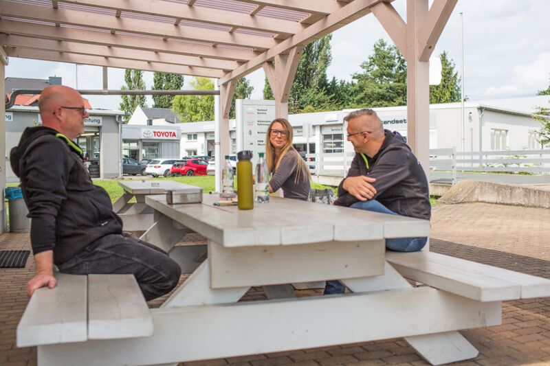 Autohaus Welz - Gespräch unter Mitarbeitern
