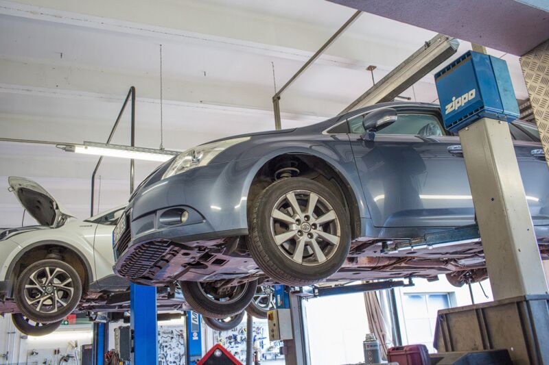 Autohaus Welz - Ansicht der Werkstatt mit Hebebühnen