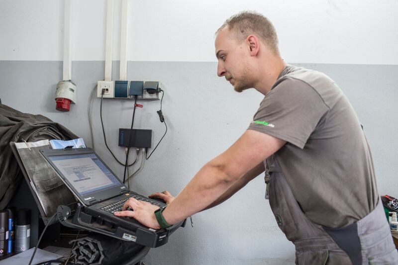 Autohaus Welz - Werkstatt mit Mitarbeiter beim Auslesen von Fahrzeugdaten