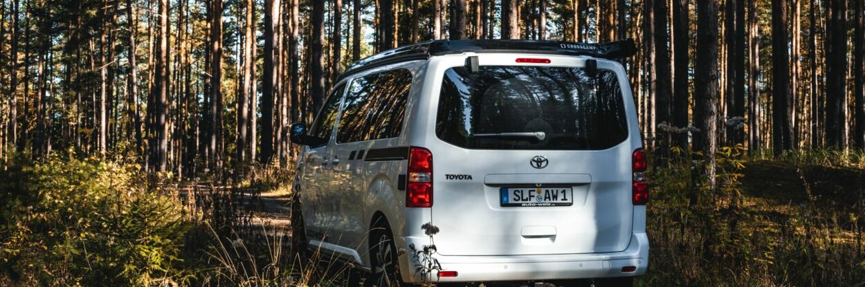 Rückansicht eines Toyota-Camper im Wald