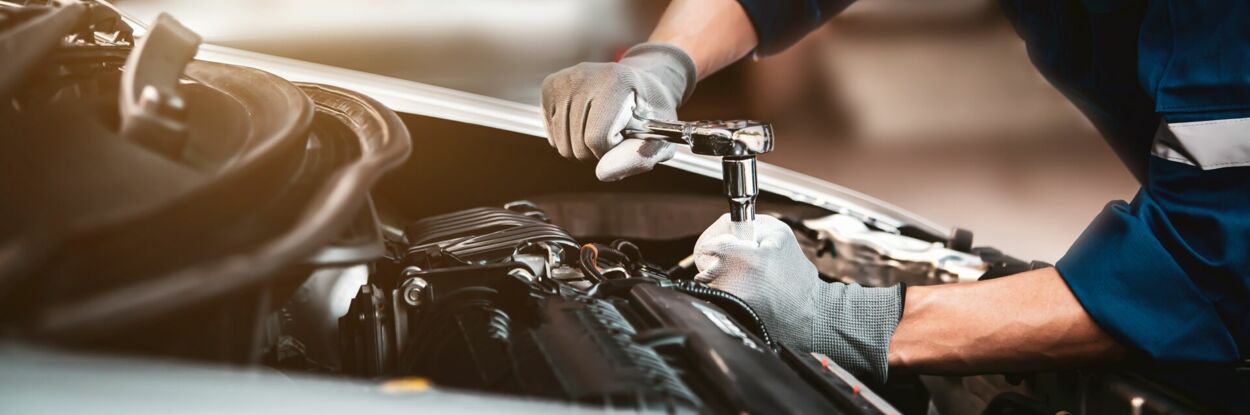 Reparatur im Motorraum